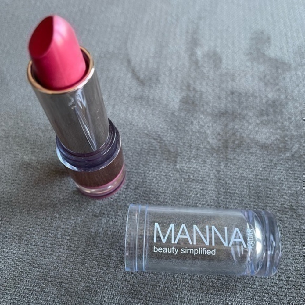 MANNA KADAR beauty simplified
Color: red Wall Street
Brand new